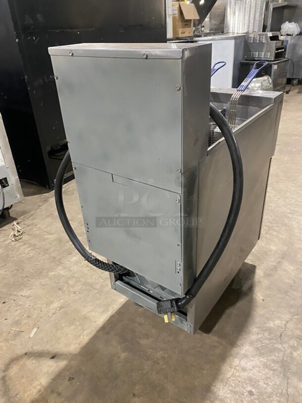 Nice! Frymaster All Stainless Steel Electric Powered! Two basket Deep Fryer! Model: RE114-2SE Serial : 1508NA0057 208V 60HZ 3Phase - Image 4 of 10