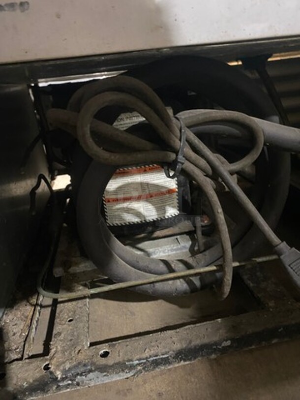 True Commercial 2 Sliding Door Reach In Refrigerator Merchandiser! With View Through Doors! With Poly Coated Racks! Model: GDM33 SN: 14655437 115V 60HZ 1 Phase - Image 6 of 9