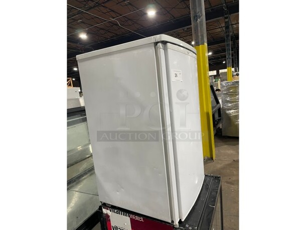 Avanti Commercial Countertop Single Door Refrigerator! With Poly Coated Racks! Model RM4400W Serial 061505! 115V!  - Image 2 of 8