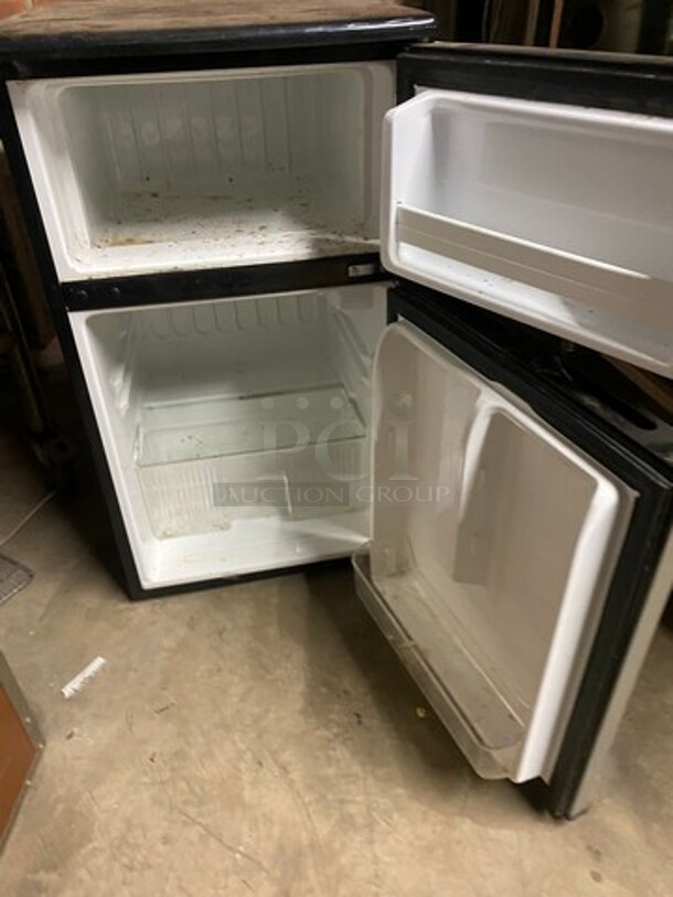 Frigidaire Mini Fridge! With Clear Poly Shelves! Model: BFPH31M6LM SN: KA01061133 115V - Image 5 of 7