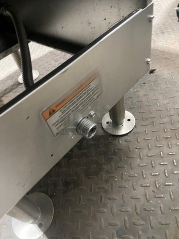 Pitco Commercial Natural Gas Powered Deep Fat Fryer! With 2 Metal Frying Baskets! All Stainless Steel! On Legs! Model: 35C SN: G14KD063719 - Image 9 of 9