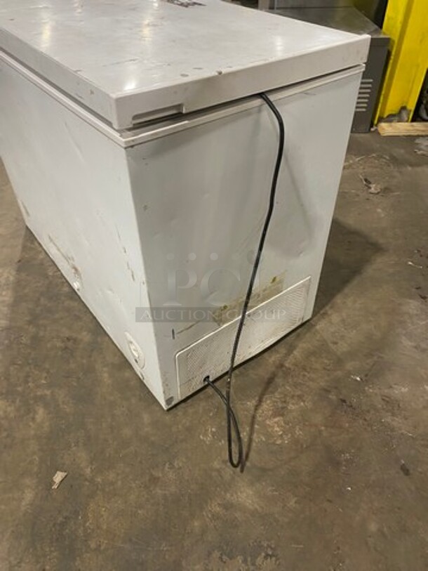 Commercial Reach Down Chest Freezer/ Cooler! With Hinged Top Lid! Model: CFCE09SW SN: 1D60190058 115V 60HZ 1 Phase - Image 2 of 8