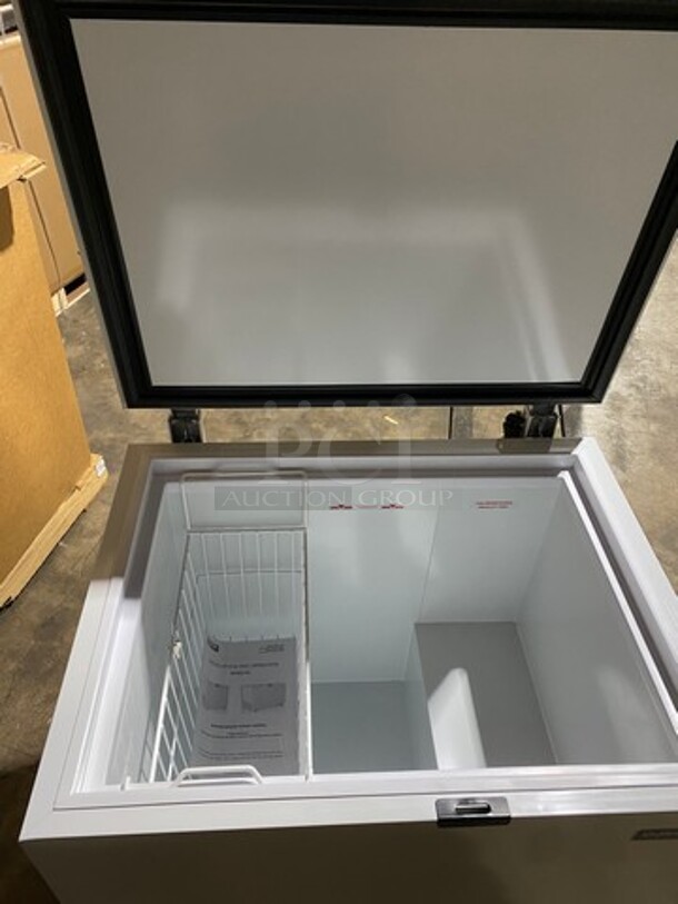SCRATCH-N-DENT! Ojeda Commercial Reach Down Chest Freezer/ Cooler! With Hinged Top Lid! Model: NCFH34 SN: 000490230156Z 120V 60HZ 1 Phase - Image 7 of 12