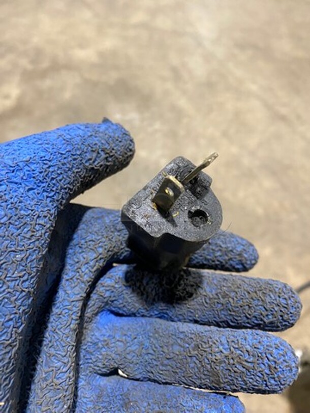 Pitco Commercial Electric Powered Crisp-N-Hold/Fry Warmer Dumping Station! With Backsplash! All Stainless Steel! On Legs! Model: PCF18 SN: E19KD070535 120V60HZ 1 Phase - Image 10 of 10