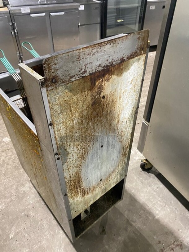 SUPER! Anets Commercial Natural Gas Powered Deep Fat Fryer! With Backsplash! With 2 Frying Baskets! All Stainless Steel! Model 14VFS Serial 40751! On Legs! WORKING WHEN REMOVED! - Image 4 of 8
