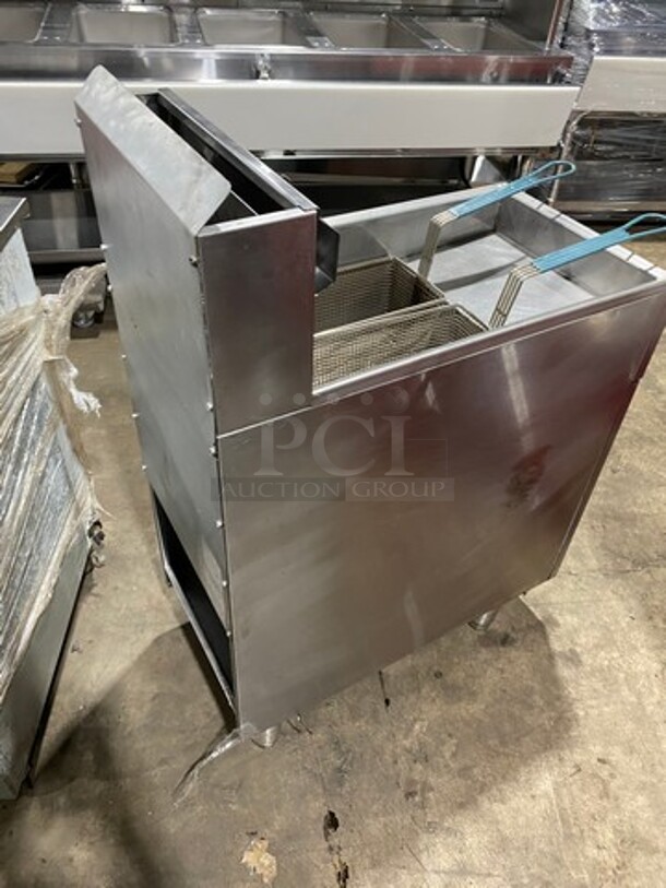 American Range Commercial Natural Gas Powered Deep Fat Fryer! With 2 Metal Frying Baskets! With Backsplash! All Stainless Steel! On Legs! Model: AF50HE SN: 211020FO351 - Image 4 of 11