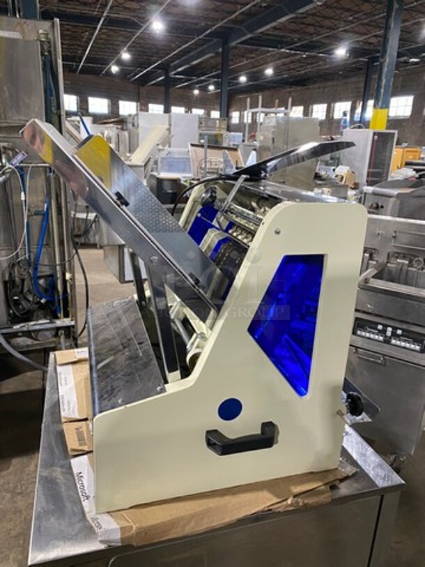 SWEET! Doyon Commercial Countertop Bread Loaf Slicer! Model: SM302 SN: DYN1201065 120V 60HZ 1 Phase - Image 4 of 11