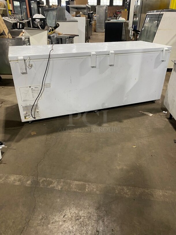 Frigidaire Commercial Chest Freezer! On Casters! 115V! Model: FFCL2542AW SN: AA31860253! Working When Removed! - Image 4 of 9