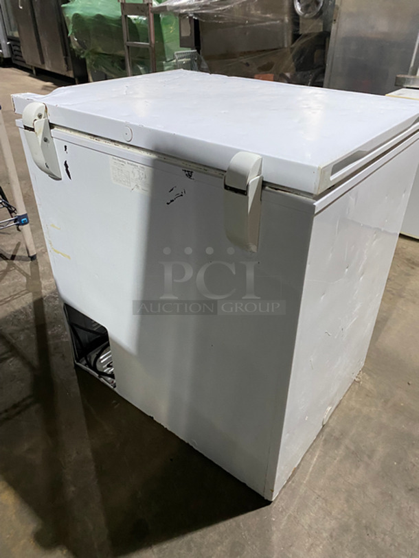 General Electric White Commercial Chest Freezer/ Cooler! With Hinged Top Lid! - Image 4 of 8