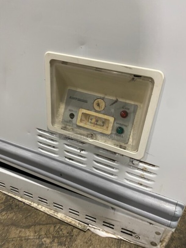 AHT Commercial Reach Down Chest Freezer Display Merchandiser! Model: PARIS145 SN: 40990900000076 110/120V 60HZ 1 Phase - Image 7 of 9