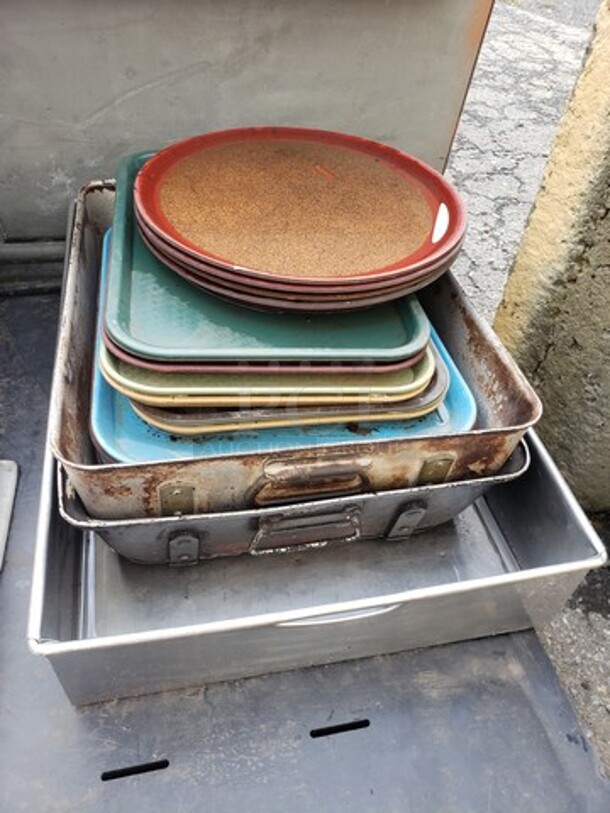 Lot of trays! plastic and metal - Image 1 of 1