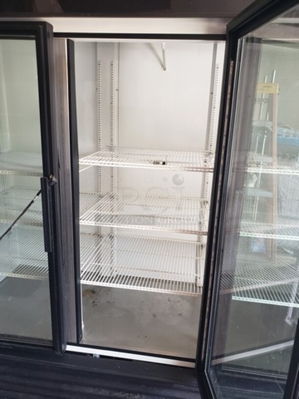 True GDM-72-HC~TSL01 Three Section Display Refrigerator w/ Swing Doors! Great Working Condition!

Serial Number: 8867748
Color: Black
*No Casters - Image 3 of 4