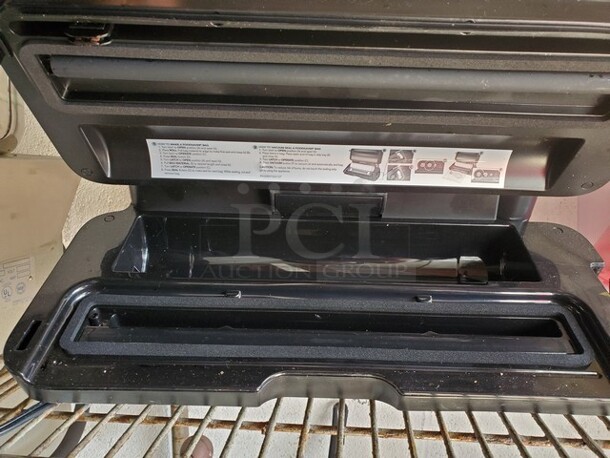 FoodSaver VS3180 Vacuum Sealer Machine Sold as is!  - Image 3 of 4