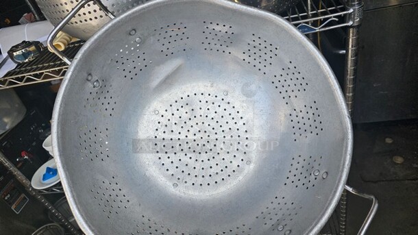 Lot of 3 Colanders - Image 2 of 5