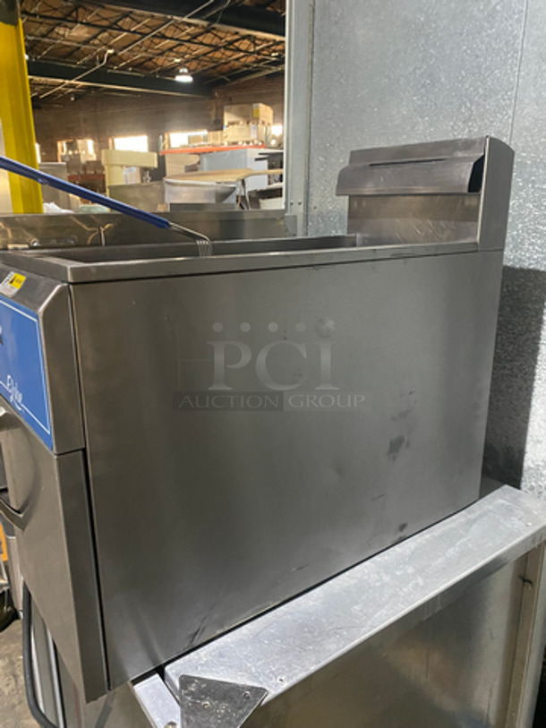 2011 Globe Commercial Countertop Natural Gas Powered Deep Fat Fryer! With Frying Basket! All Stainless Steel! - Image 2 of 9