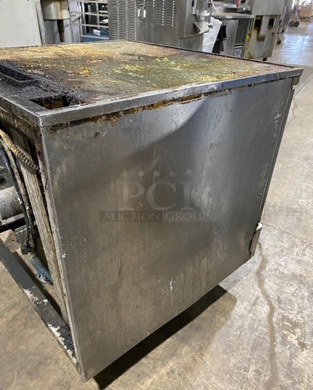 Blodgett Stainless Steel Commercial Full Size Convection Oven w/ Solid Doors, Metal Oven Racks and Thermostatic Controls. - Image 4 of 7