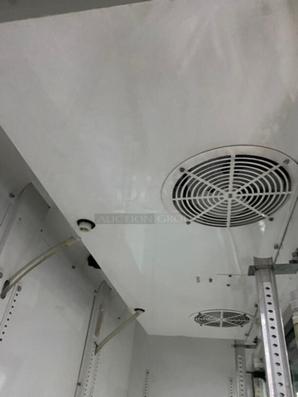 True Commercial 3 Door Reach In Cooler Merchandiser! With View Through Doors! Poly Coated Racks! Model: GDM69 SN: 4009937 115V 60HZ 1 Phase - Image 7 of 9