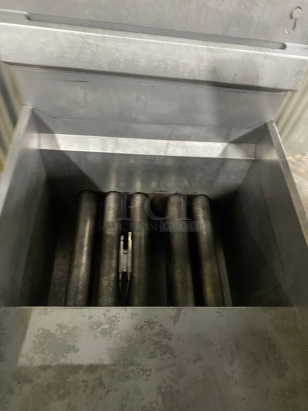 Cecilware Pro Commercial Natural Gas Powered Floor Style Deep Fat Fryer! With Backsplash! All Stainless Steel! On Legs!  - Image 5 of 7