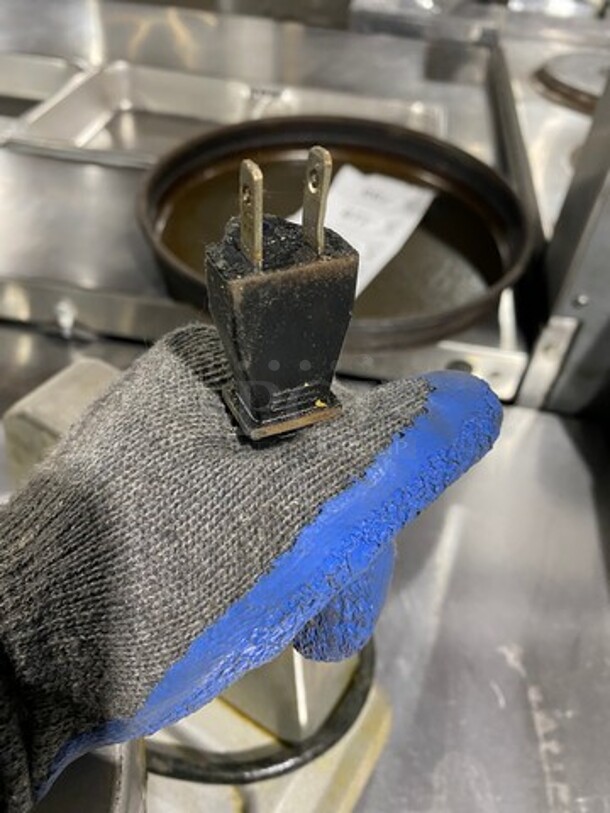 Waring Commercial Countertop Belgian Waffle Maker! Model: WW180 120V - Image 7 of 9