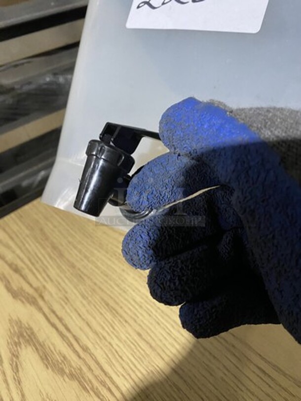 Plastic Beverage Dispensor! - Image 3 of 6