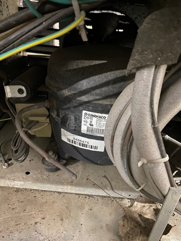 Beverage Air Commercial Single Door Reach In Refrigerator Merchandiser! With View Through Door! With Poly Coated Racks! Model: MT27 SN: 8486475 115V 60HZ 1 Phase - Image 7 of 8