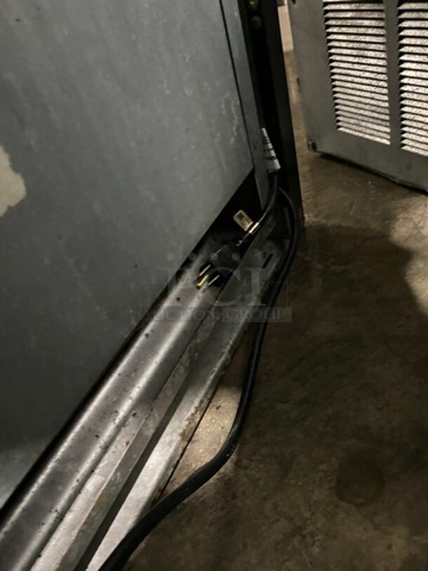 Carrier Commercial Single Door Reach In Refrigerator Merchandiser! With View Through Door! With Poly Coated Racks! Model: MC3000 SN: 1908X55666 120V 60HZ 1 Phase - Image 7 of 7