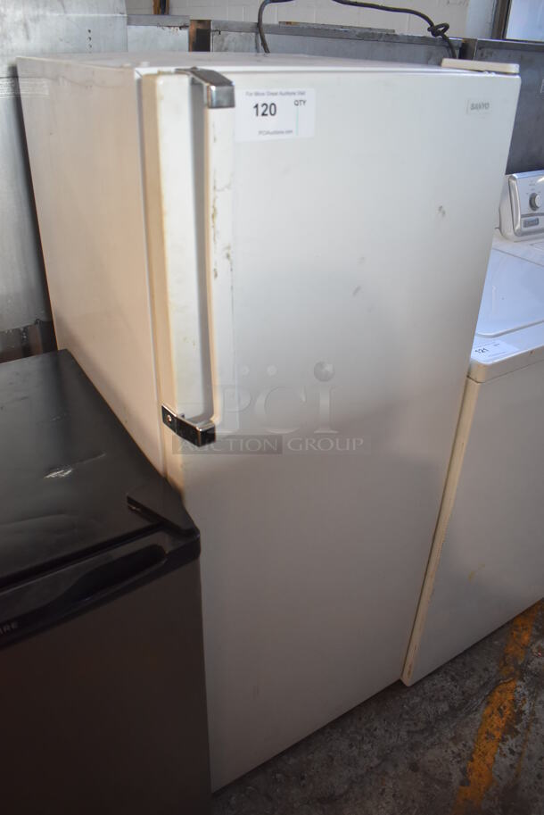 Sanyo SR-952 Metal Cooler. 120 Volts, 1 Phase. 21.5x24x54. Tested and Powers On But Does Not Get Cold - Image 3 of 6