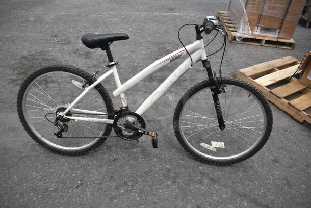 Huffy V-Luxe White And Black 7-Speed Bike.