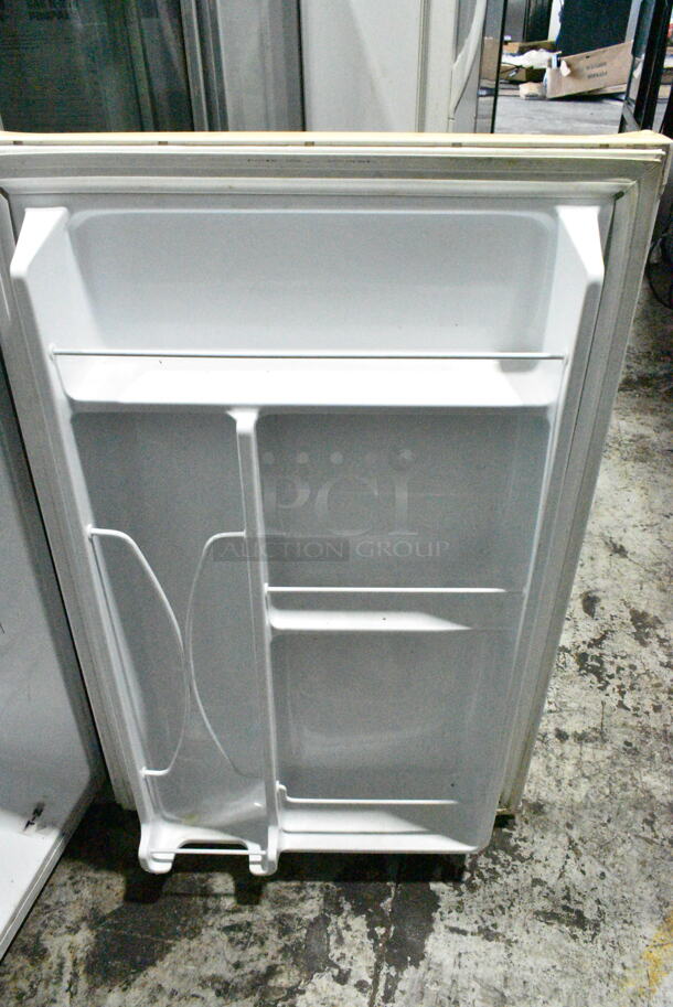 General Electric GE GMR04BANAWW Mini Cooler. 115 Volts, 1 Phase. Tested and Powers On But Does Not Get Cold
 - Image 3 of 4