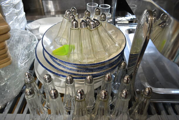 ALL ONE MONEY! Tier Lot of Various Items Including Plates, Salt Shakers and Wooden Boards - Image 2 of 7