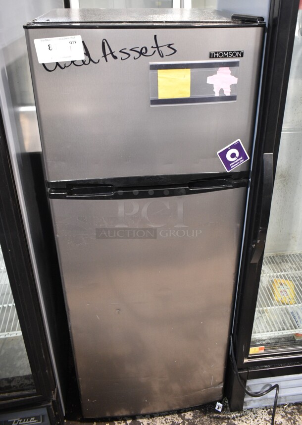 BRAND NEW SCRATCH AND DENT! Thomson TFR725 7.5 CF Refrigerator with Top Freezer Platinum. 115 Volts, 1 Phase. Tested and Working! - Image 1 of 5