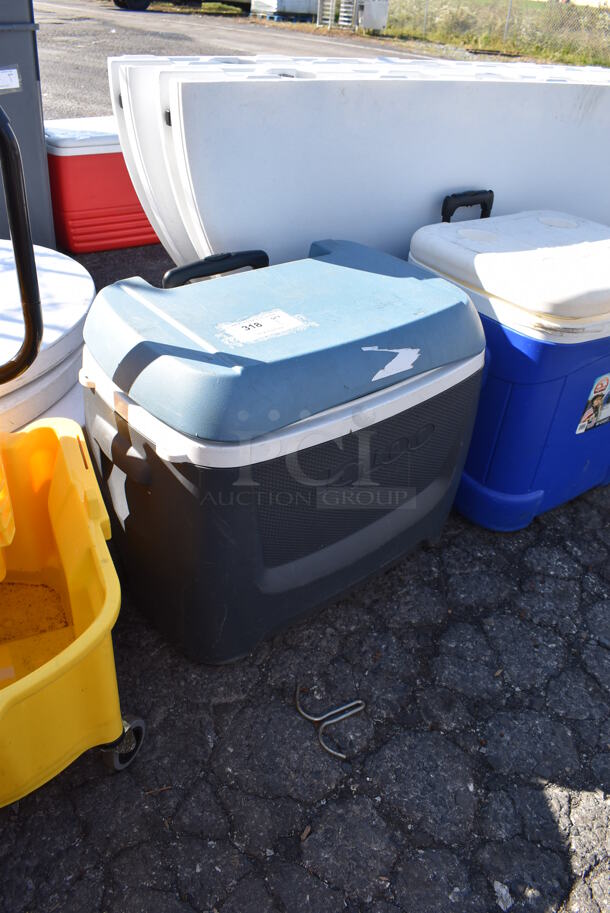 Igloo Blue and White Poly Portable Cooler. 25x17x20 - Image 3 of 4