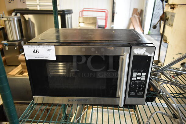 2022 Black & Decker EM720CPN-PMB Countertop Microwave Oven w/ Plate. 120 Volts, 1 Phase.