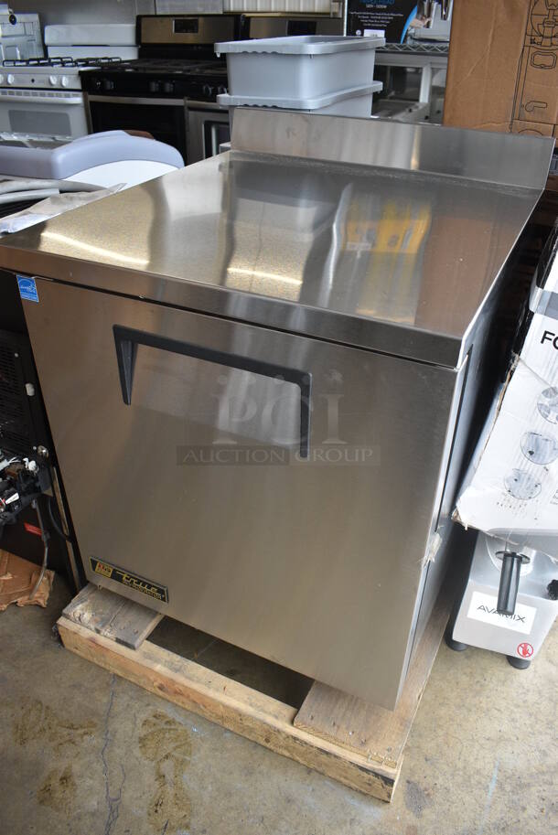 BRAND NEW IN BOX! True Model TWT-27 ENERGY STAR Stainless Steel Commercial Single Door Work Top Cooler. comes w/ Commercial Casters and Poly Coated Rack. 115 Volts, 1 Phase. 27.5x30x36. Tested and Working! - Image 8 of 10