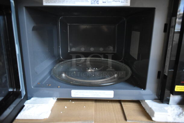 BRAND NEW SCRATCH AND DENT! Panasonic NN-SB65NS Stainless Steel Commercial Countertop Microwave Oven w/ Plate.  - Image 7 of 8