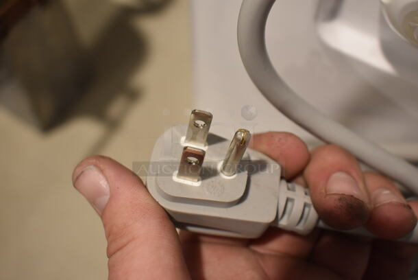 BRAND NEW SCRATCH AND DENT! Midea MAD70P1YWS Metal Dehumidifier. 115 Volts, 1 Phase. Tested and Working! - Image 6 of 6