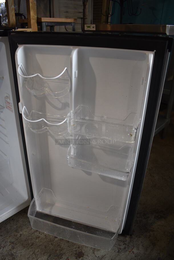 Magic Chef Model HMBR440SE Mini Cooler. 115 Volts, 1 Phase. 19x22x33. Tested and Powers On But Does Not Get Cold - Image 5 of 7