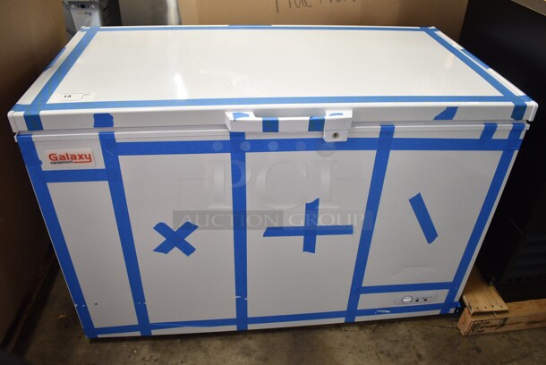 BRAND NEW SCRATCH AND DENT! Galaxy 177CF13HC Commercial Chest Freezer - 12.7 cu. ft. 115 Volts, 1 Phase. Tested and Working! - Image 2 of 5