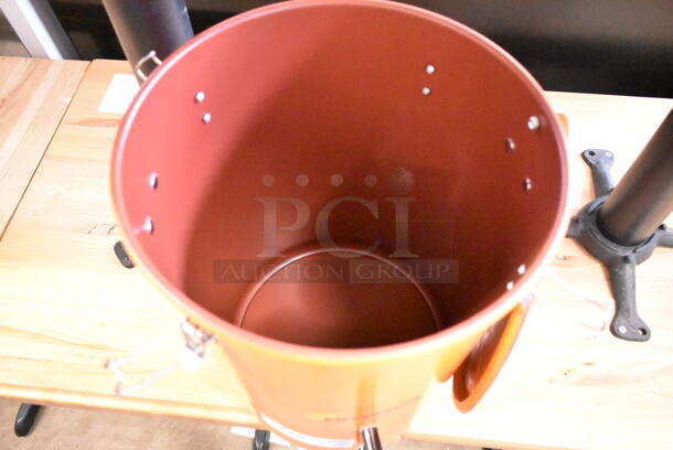 BRAND NEW SCRATCH AND DENT! Fryclone 259FOPN6GL 6.5 Gallon Orange Utility Oil Pail - Image 3 of 4