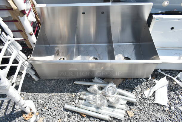 BRAND NEW SCRATCH AND DENT! Stainless Steel 3 Bay Sink. Bays 16x21x14 - Image 2 of 5