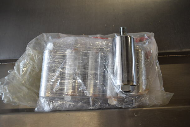 LIKE NEW! Avantco 177CAG60MG Stainless Steel Commercial Countertop Natural Gas Powered Flat Top Griddle. 30,000 BTU.  - Image 7 of 8