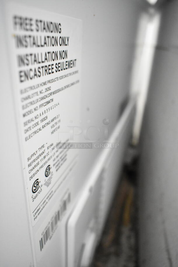 Frigidaire FFFC25M4TW Metal Chest Freezer w/ Hinge Lid. 115 Volts, 1 Phase. Tested and Powers On But Does Not Get Cold - Image 4 of 4