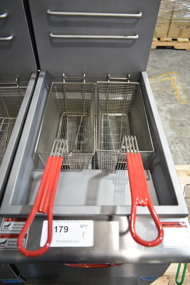 BRAND NEW SCRATCH AND DENT! 2024 Avantco 177FFES40N 35-40 lb. Natural Gas Stainless Steel Floor Fryer w/ 2 Metal Fry Basket. 70,000 BTU - Image 4 of 7