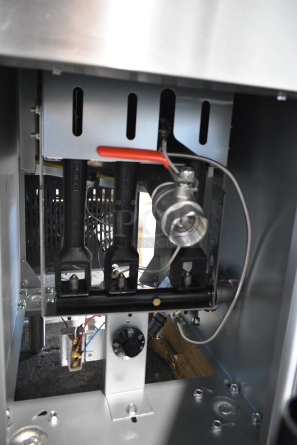 BRAND NEW SCRATCH AND DENT! 2024 Avantco 177FFES40N 35-40 lb. Natural Gas Stainless Steel Floor Fryer w/ 2 Metal Fry Basket. 70,000 BTU - Image 6 of 7