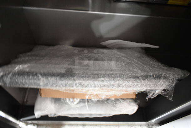 BRAND NEW SCRATCH AND DENT! 2023 Avantco 447APST72 Stainless Steel Commercial Sandwich Salad Prep Table Bain Marie Mega Top on Commercial Casters. 115 Volts, 1 Phase. Tested and Working! - Image 8 of 10