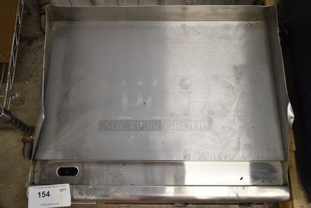 BRAND NEW SCRATCH AND DENT! Avantco 177EG24N Stainless Steel Commercial Countertop Electric Powered Flat Top Griddle. 208/240 Volts, 1 Phase. - Image 3 of 6