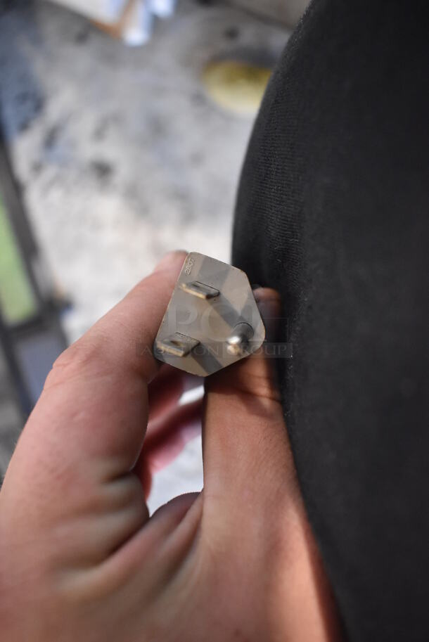 Hoshizaki HNC-120AA-R Metal Commercial Countertop Sushi Display Case Merchandiser. 115 Volts, 1 Phase. Tested and Working! - Image 7 of 7