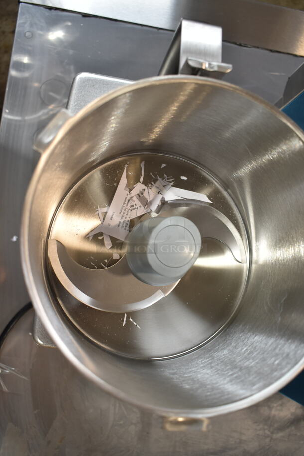 BRAND NEW SCRATCH AND DENT! Robot Coupe R 401 Series A Stainless Steel Commercial Countertop Food Processor w/ Bowl, Lid and S Blade. 120 Volts, 1 Phase. Tested and Working! - Image 4 of 7
