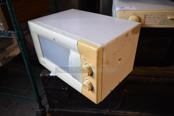IN ORIGINAL BOX! Sunbeam SBM7500W Countertop Microwave Oven. 120 Volts, 1 Phase.  - Image 5 of 8