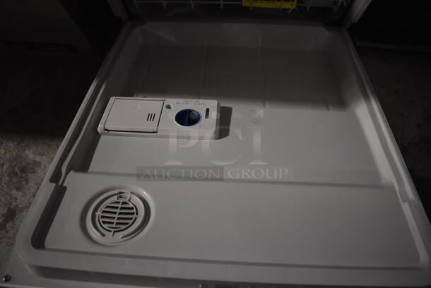 BRAND NEW SCRATCH AND DENT! Whirlpool WDT705PAKZ 0 Chrome Finish Undercounter Dishwasher. 24x26x34 - Image 8 of 9